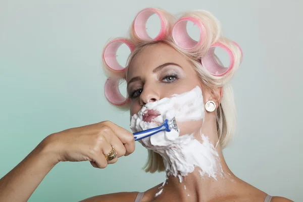 Frau rasiert sich das Gesicht — Stockfoto