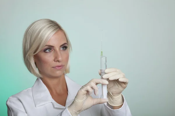 O médico prepara uma seringa para injeção — Fotografia de Stock