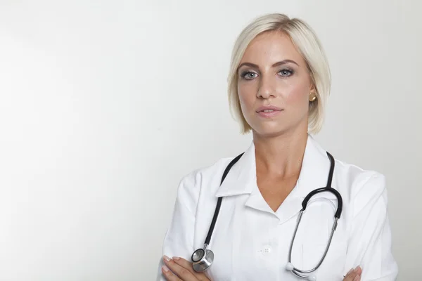 Médico com estetoscópio e vestido — Fotografia de Stock