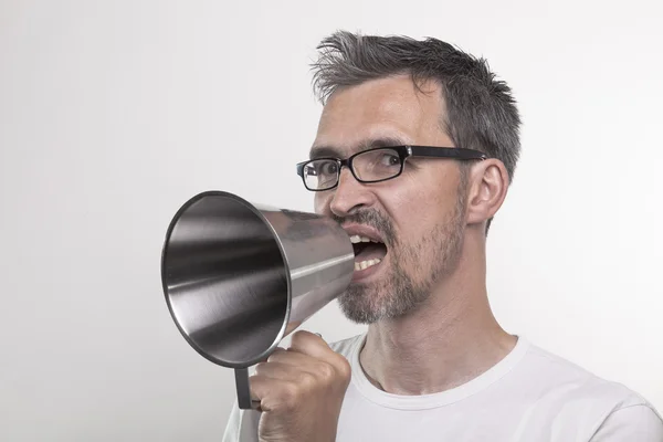 Homem com funil de megafone na frente de sua boca — Fotografia de Stock