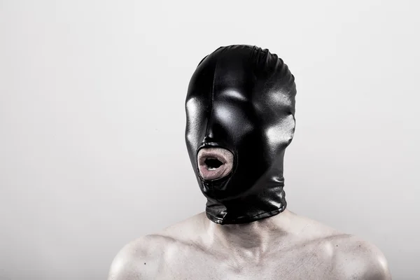 Uomo con cappuccio maschera in gomma nera bendato — Foto Stock