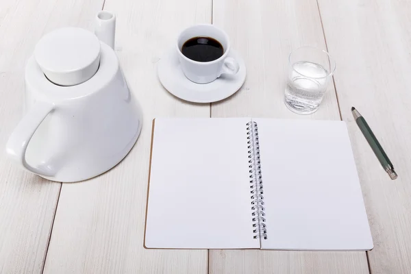 Bovenaanzicht van het Bureau met notitieboekje en potlood — Stockfoto