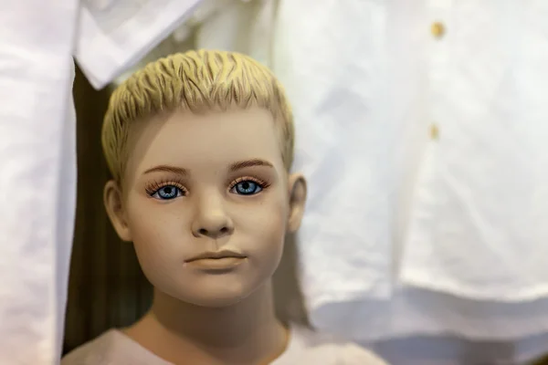 Maniquí de niño en la tienda — Foto de Stock