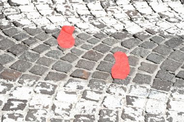 şehirde kırmızı ayak sesleri