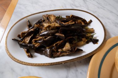 Ev yapımı Srilankan yemekleri: Şekerli ve körili patlıcan.