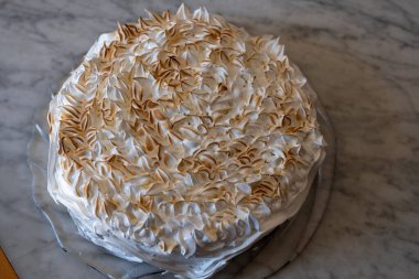 Karamelli limonlu turta.