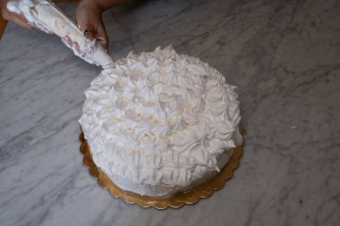 Karamelli limonlu turta.