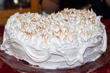 Çikolatalı turta ve karamelize edilmiş krema.