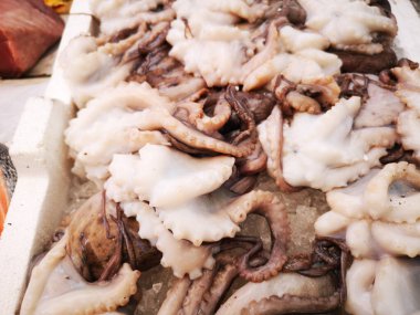 Açık pazarda mürekkepbalığı, Napoli.