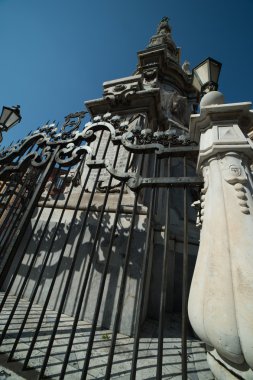 Dikilitaş, ayrıntı 