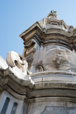 Dikilitaş, ayrıntı 