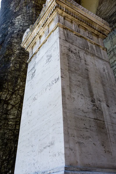 Tomb of Giacomo Leopardi — Stock Photo, Image