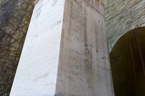 Hrobka Giacomo Leopardi — Stock fotografie