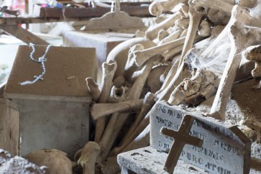 kafatasları ve kemikleri