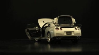 Sunu araba açık bölümleriyle