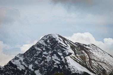 Dağlar karla kaplı.