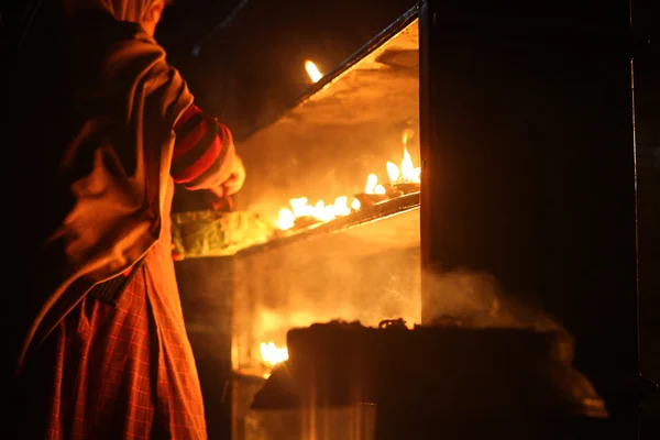 Monje budista encendiendo velas — Foto de Stock