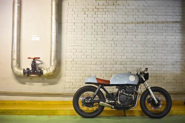Retro motorfiets in garage — Stockfoto