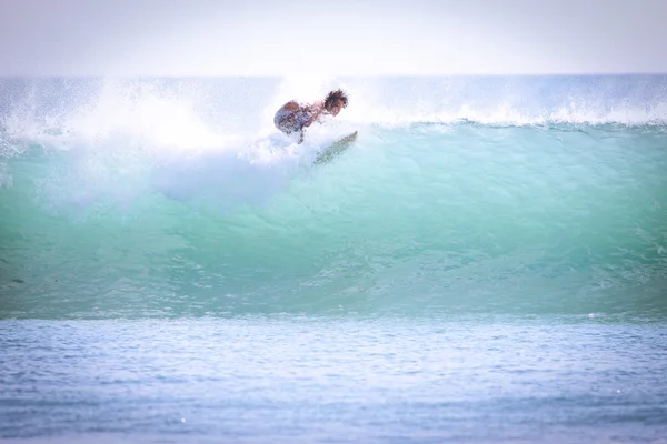 Surfa på vågen och sprayer — Stockfoto