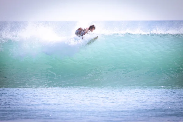 Surfer sur les vagues et les sprays — Photo