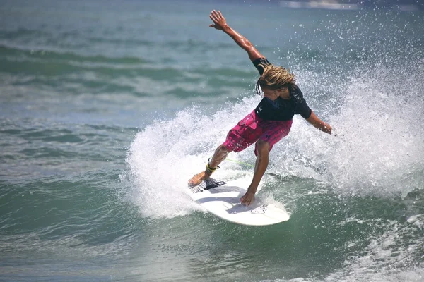 Surfen op de Golf en sprays — Stockfoto