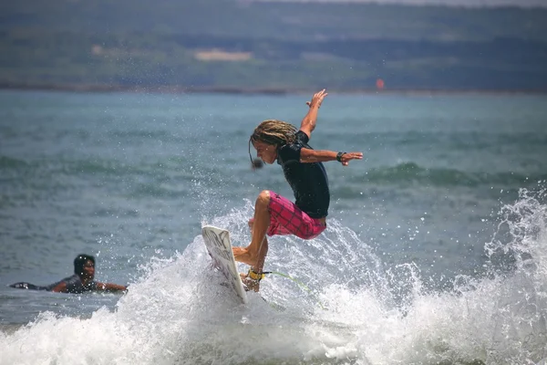 Surf a onde e spruzzi — Foto Stock