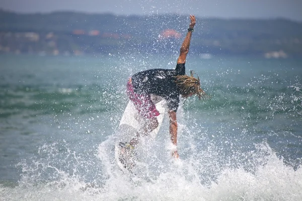 Серфінг на хвилі та спреї — стокове фото
