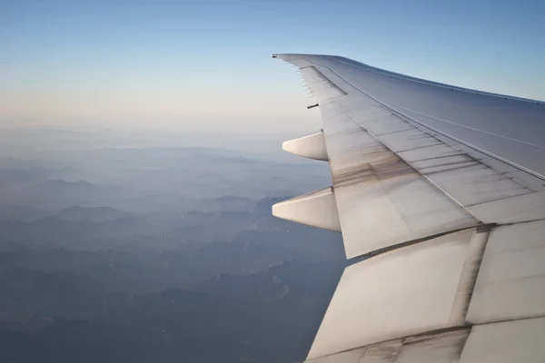 Zicht vanuit het raam van het vliegtuig Stockfoto