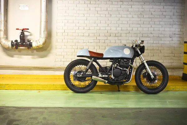 Retro motorka v garáži Royalty Free Stock Obrázky