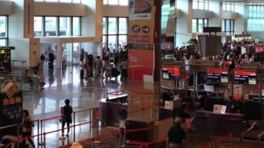 Yürüyen merdiven hareket insanlar