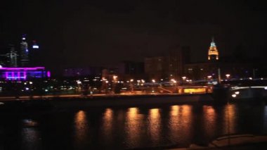 nehir ve gece şehir