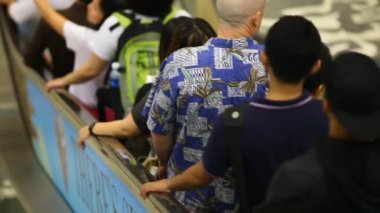 Yürüyen merdiven hareket insanlar