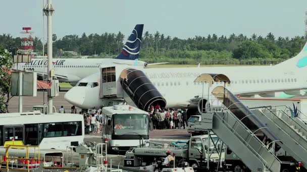 Аэропорт с самолетом во время работы — стоковое видео