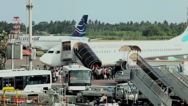 Αεροδρόμιο με αεροπλάνο κατά τη διάρκεια εργασιών — Αρχείο Βίντεο