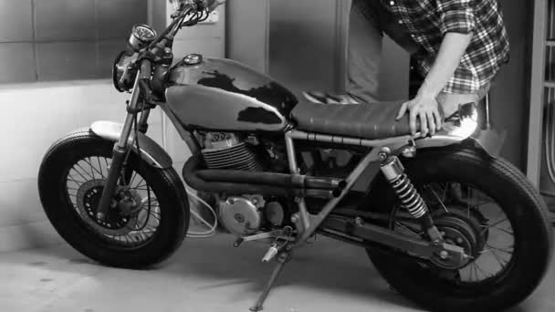 Retro motorcykel Startat av kick — Stockvideo