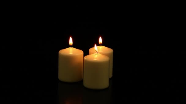 三个白色蜡烛 — 图库视频影像