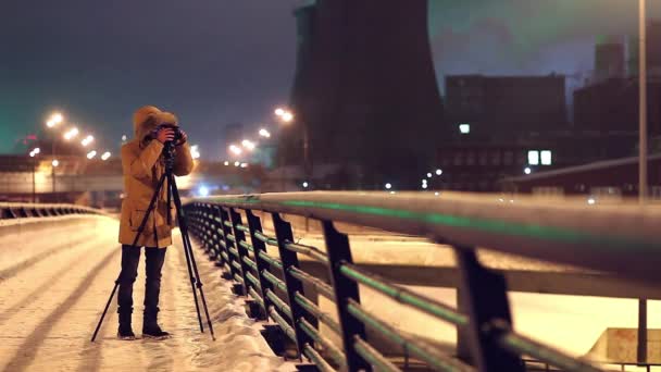 Kameraman under arbete på vintern — Stockvideo