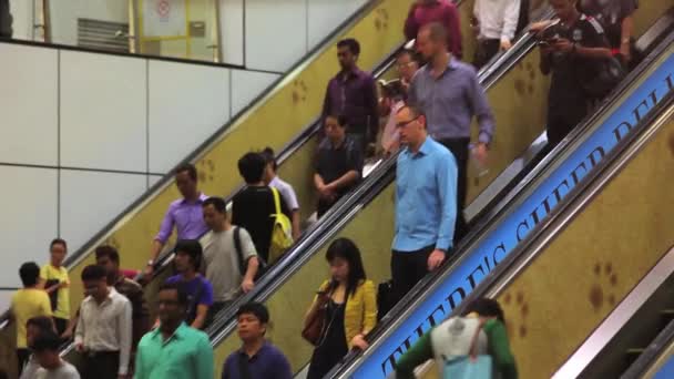 Menschen bewegen sich auf Rolltreppe — Stockvideo