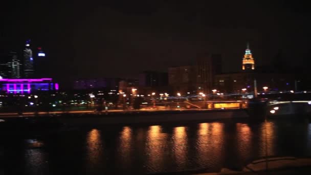 Río y ciudad nocturna — Vídeo de stock