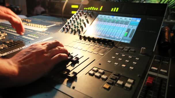 Sound mixer i club — Stockvideo