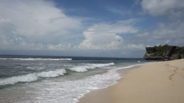 Ondas na costa oceânica — Vídeo de Stock