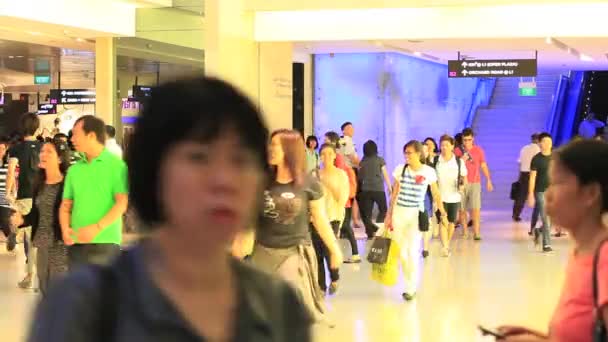 Talk In Airport Hall — Stock Video