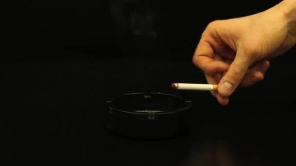 Cinzeiro preto com cigarro — Vídeo de Stock