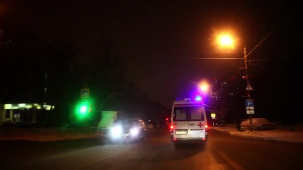 Ambulance met Lights On weg — Stockvideo