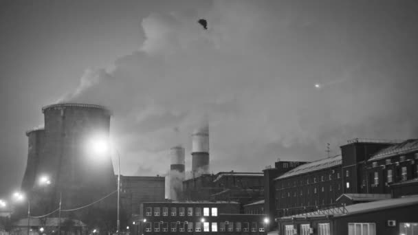 Fabriek met rook pijp — Stockvideo