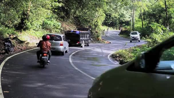 Estrada da montanha e carros — Vídeo de Stock