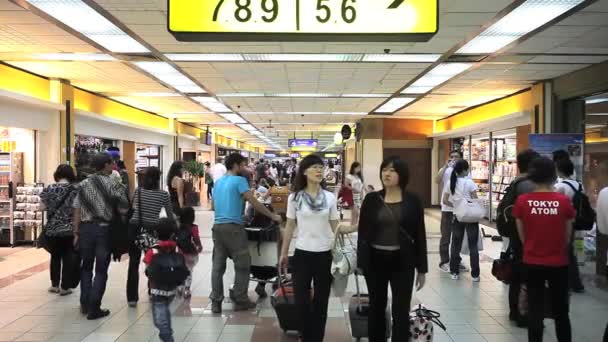 Pessoas em Aeroporto Ásia — Vídeo de Stock