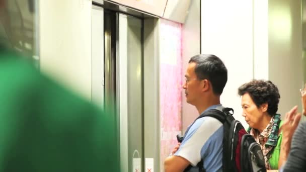 Gente esperando ascensor — Vídeo de stock