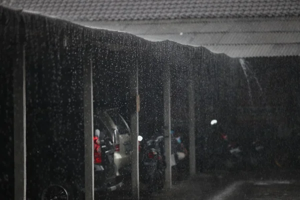 Cars under roof during rain — Stock Photo, Image