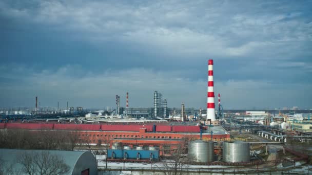 Tuyaux d'usine sous le ciel — Video